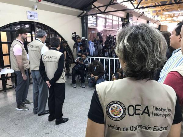 Observadores electorales de la OEA durante las elecciones generales del 30 de noviembre den Honduras.