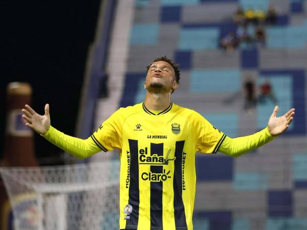 Gustavo Moura celebrando su gol contra el Génesis.
