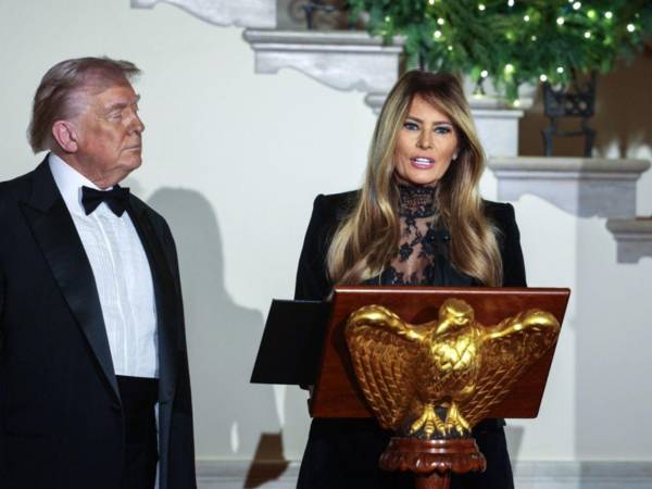 Por primera vez, el público de todo el mundo está invitado a las salas de cine para presenciar el desarrollo de este capítulo crucial: una mirada íntima y sin filtros a mi vida mientras compagino la familia, los negocios y la filantropía en mi extraordinario camino para convertirme en primera dama de los Estados Unidos, dijo Melania a Fox News.