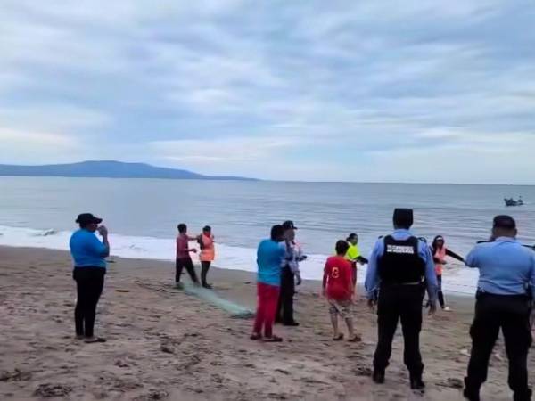 Tres adolescentes fueron rescatados del mar en playa El Edén, Marcovia, Choluteca, mientras continúa la búsqueda de Anyelo Sebastián Castro, de 13 años.