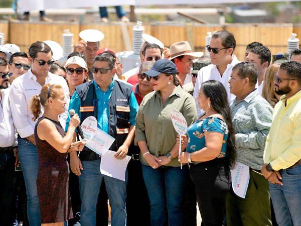 La presidenta Xiomara Castro y sus funcionarios junto a pobladores de comunidades beneficiadas.