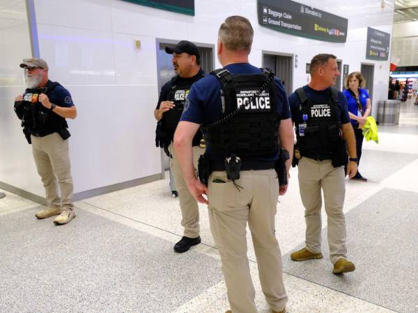 Integrantes del Departamento de Seguridad Nacional (DHS) trabajan este lunes, en el Aeropuerto Intercontinental George Bush en Houston (EE UU).