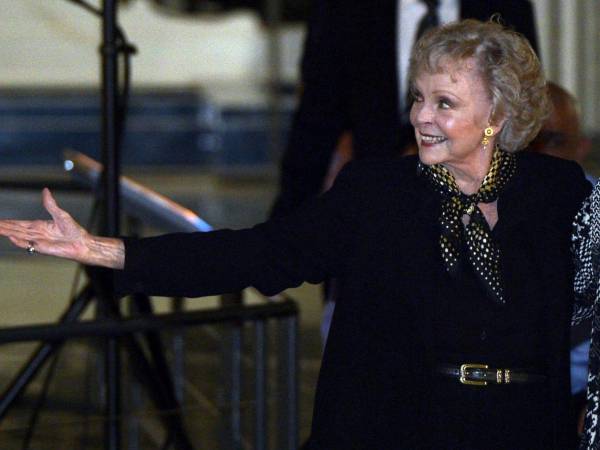 Fotografía de archivo del 30 de octubre de 2012 de la actrices estadounidenses June Lockhart en Los Ángeles, California.