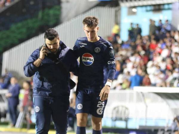Rodrigo Auzmendi no pudo seguir en el clásico Olimpia vs Motagua y fue trasladado a un centro médico.