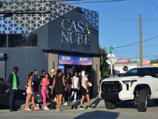 Fotografía del 25 de octubre de 2026 de un grupo de personas llegando a una fiesta matinal sin alcohol que combina deporte y música, 'Run &amp; Coffee Party', en una Casa Nübe, en el barrio de Wynwood en Miami, Florida (Estados Unidos). EFE/Antoni Belchi