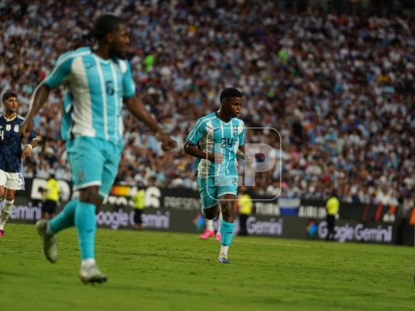 Keyrol Figueroa está disputando sus primeros minutos con la Selección de Honduras ante Argentina.
