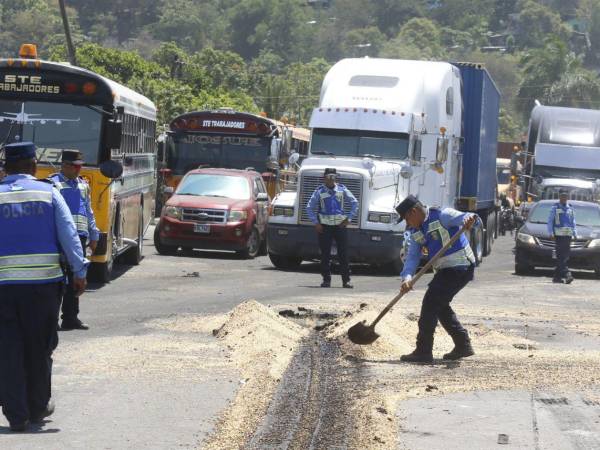 Los manifestantes se enfrentaron a la Policía tras desalojarlos, quemaron partes de algunos contenedores y sacaron el producto que llevaban.