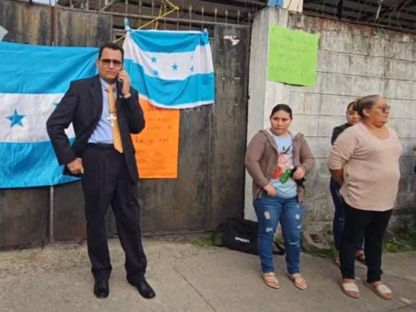 El director en el distrito 26, profesor<b> </b>Gilberto Benítez, se hizo presente en el centro educativo y confirmó que se iniciará una investigación administrativa.