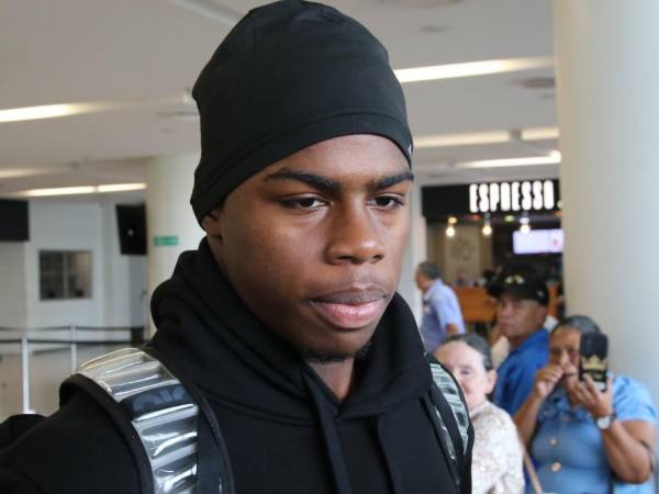 Keyrol Figueroa en su arribo al país para sumarse a la Selección de Honduras.