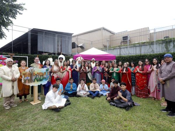 Los alumnos de séptimo y octavo grado trajeron la cultura hindú a su institución.