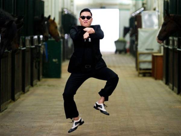 La historia de PSY, nombre artístico de Park Jae-sang, trasciende ampliamente el recuerdo inmediato de Gangnam Style, la canción que en 2012 redefinió la relación entre el pop y el ecosistema digital, y que lo proyectó hacia una dimensión global sin precedentes.