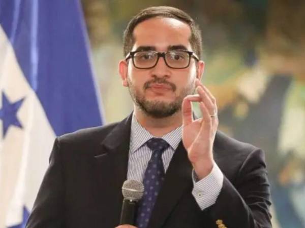 La afirmación de Midence incompleta porque la legislación hondureña establece que el Congreso Nacional no solo interviene en el caso de órganos constitucionales, sino también cuando se trata de instituciones descentralizadas y órganos autónomos.