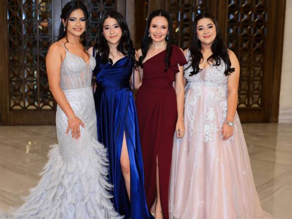 BELLEZAS. Déborah Bonilla con Hanna Paguada, Paola Chávez y Cesia Paguada.