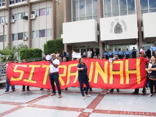 La deuda acumulada pone en riesgo el pago del personal docente, administrativo y de servicios de la Unah, que ayer acompañó al rector a interponer el amparo en la Corte Suprema de Justicia.