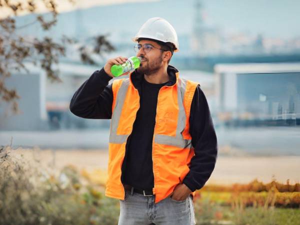 Las personas que trabajan al aire libre deben hidratarse correctamente para recuperar los electrolitos. La OMS recomienda sueros de hidratación como Oralectril.