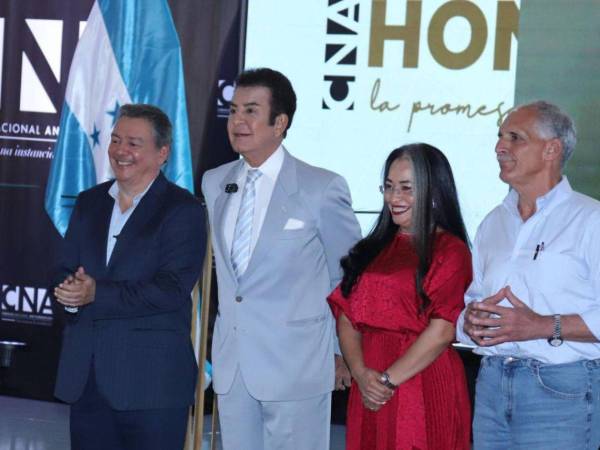 La fotografía original muestra a los tres líderes políticos durante la firma del Convenio Democrático para la Defensa del Voto.