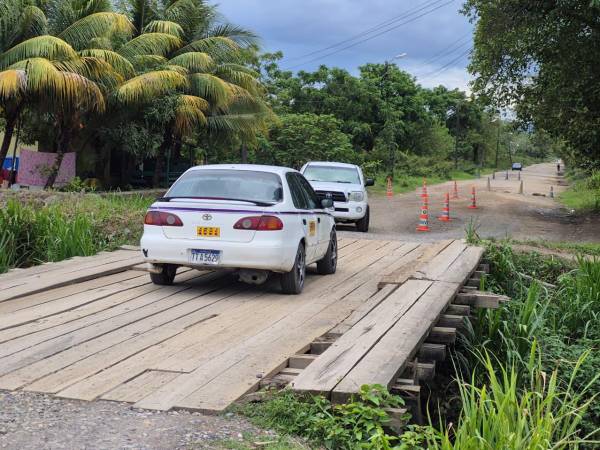 Con la construcción de puente de concreto, continuando con la pavimentación del bulevar del este, los habitantes de la colonia Villa Neen ya no cruzarán con la amenaza que la quebrada Mamalipa se lleve la vieja estructura de madera que sirve actualmente de paso.