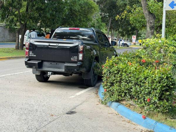El cuerpo del comerciante quedó tirado sobre el asiento del conductor de este vehículol.