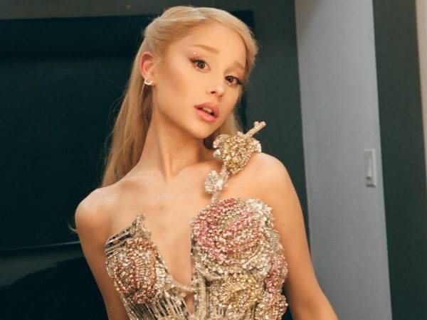 Ariana Grande alcanzó la fama mundial gracias a su papel en la serie de Nickelodeon, Victorious, y luego consolidó su carrera como cantante pop.