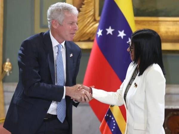 La presidenta encargada de Venezuela, Delcy Rodríguez, saluda al secretario de Energía de EE.UU., Chris Wright, durante una reunión en Caracas, Venezuela.