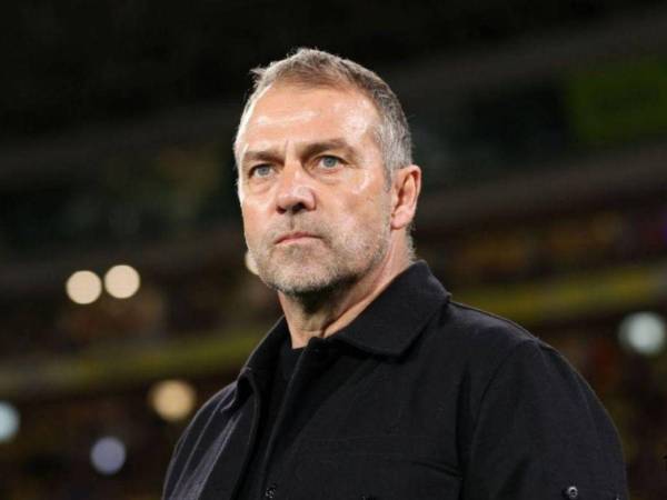 Hansi Flick dirigiendo al Barcelona.