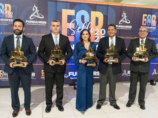 Un grupo de premiados posa luego de recibir su reconocimiento Sello FUNDAHRSE 2025, en la gala celebrada en la Cámara de Comercio e Industrias de Cortés (CCIC), en San Pedro Sula.