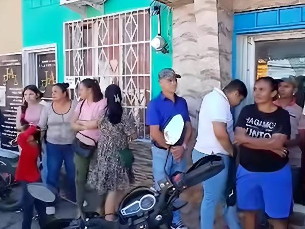 Ciudadanos de Choluteca realizando fila para recibir su DNI este sábado.