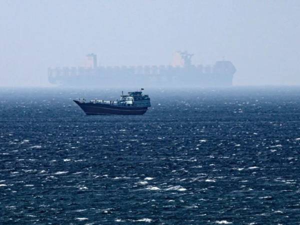 Estados Unidos ataca barco que violó bloqueo a puertos iraníes.