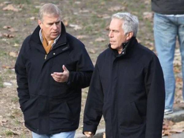 Este viernes renunció a todos sus títulos y honores reales el príncipe Andrés, duque de York y hermano del rey Carlos III del Reino Unido, con el fin de evitar que las acusaciones en su contra influyan en el trabajo de la familia real británica.