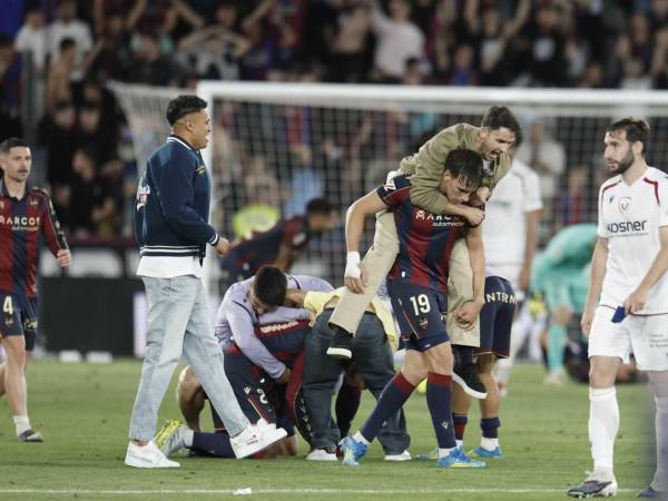 El hondureño Kervin Arriaga entró a la cancha a celebrar la remontada del Levante ante Osasuna.