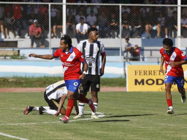 El festejo de Edwin Rodríguez tras su golazo en el Juticalpa vs Olimpia.