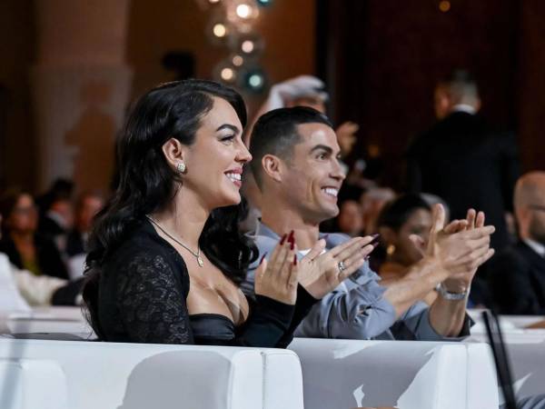 Cristiano Ronaldo y Georgina Rodríguez sorprendieron al anunciar oficialmente su compromiso matrimonial tras casi una década de relación y una familia formada por cinco hijos.