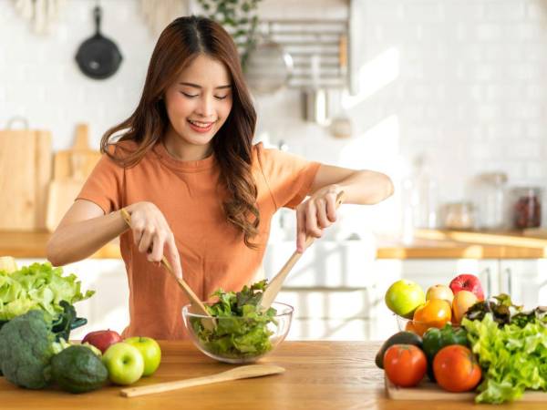 Realiza ejercicio de forma regular, como caminar o nadar para liberar hormonas del bienestar y reducir el estrés.