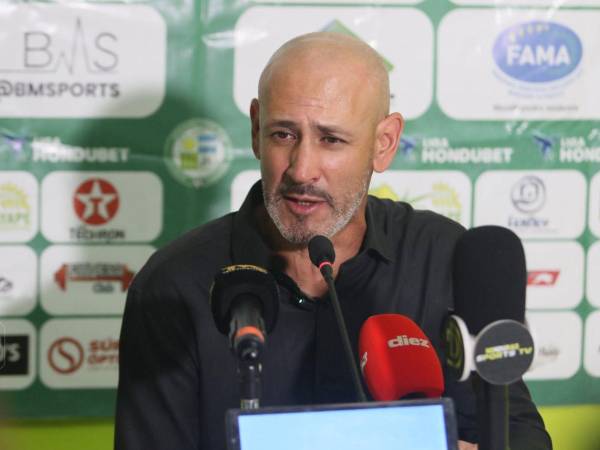 Eduardo Espinel en conferencia de prensa.