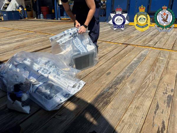 Inspección de artículos de la embarcación decomisada.