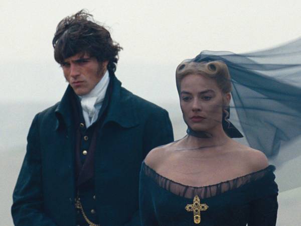 Fotografía cedida por Warner Brothers en la que se observa a los actores Margot Robbie (d) y Jacob Elordi durante una escena de la película 'Cumbres borrascosas'.