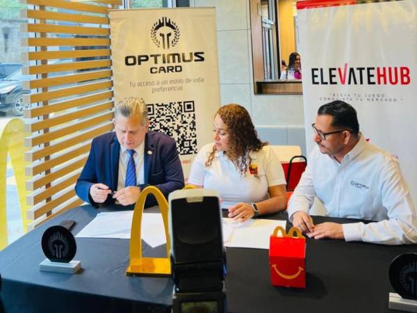 Representantes de Optimus Card, UTH y McDonald’s durante la firma del convenio de beneficios.
