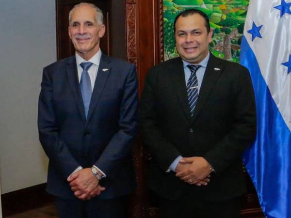 El presidente Nasry Asfura junto a Jairo Rivera.