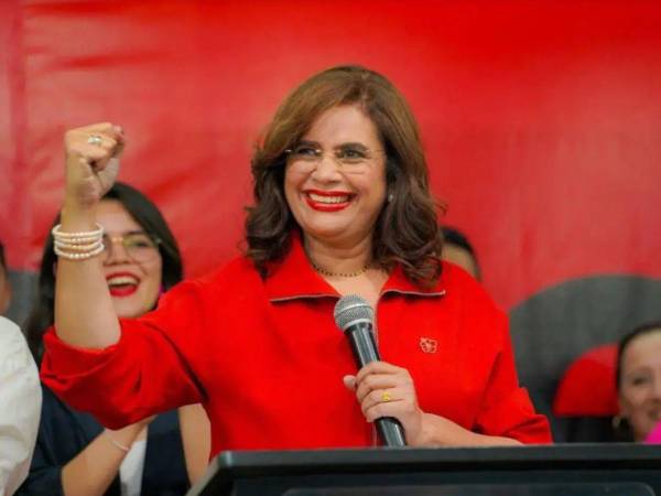 Rixi Moncada, candidata del partido de gobierno, se mantiene en tercer lugar en la contienda presidencial.