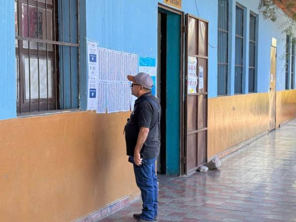 Un votante se busca en el censo electoral de la escuela Jerónimo J Reina de Santa Rosa de Copán.