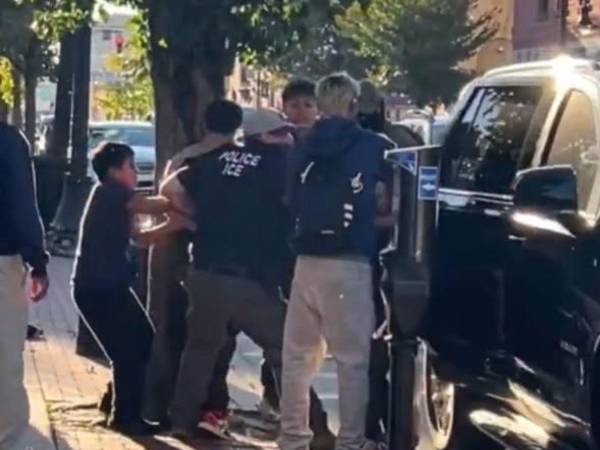 Captura de pantalla del video en el que ocurre el arresto del hondureño Jhon Correa.
