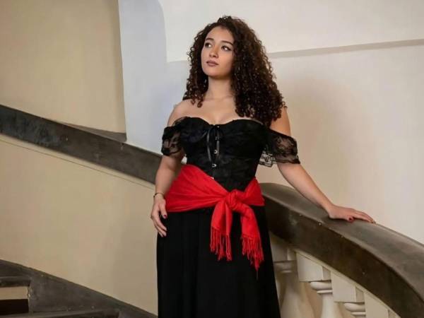 La joven artista es oriunda de Tegucigalpa y tiene 19 años. Alemán se prepara para representar al país en el Festival Internacional de la Canción de Punta del Este, Uruguay.