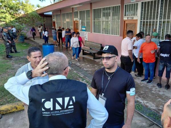 Observadores del Consejo Nacional Anticorrupción (CNA) en la escuela Claudio Barrera de la colonia San Judas de La Ceiba, litoral de Honduras.