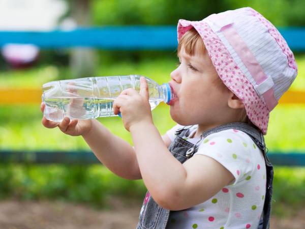 La forma más sencilla de saber si tu hijo está hidratado es revisar su orina. Si es de color amarillo oscuro, naranja o marrón, hay deshidratación, siendo la orina marrón el indicador más grave.