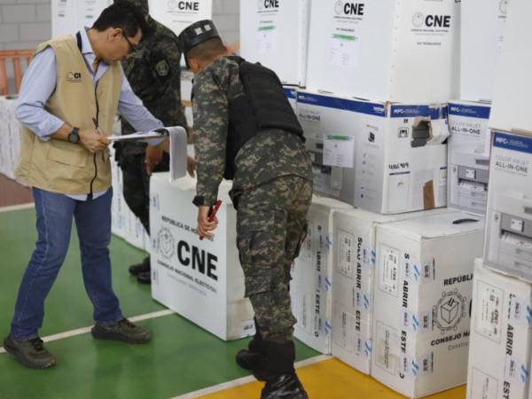 Las urnas fueron movilizadas en medio de fuertes contingentes de seguridad hacia los centros de votación en el país.