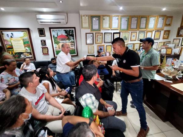 El alcalde Aníbal Alvarado entrega el bono mensual a pacientes renales.