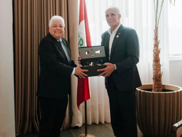Nasry Asfura fue recibido en Lima por el ministro de Comercio Exterior y Turismo del Perú, Berthin Gómez.