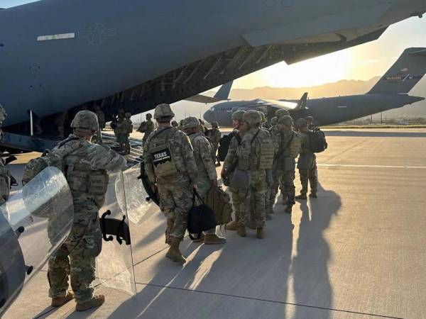 Texas envió más de 200 militares de la Guardia Nacional para apoyar la campaña de arrestos y deportaciones.