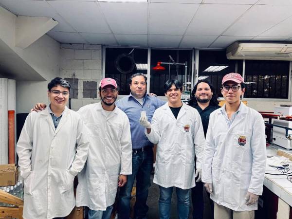 Honduras marca un avance sin precedentes en el desarrollo de tecnología espacial con la realización, por primera vez en el país, de un proceso de anodizado de grado espacial aplicado a una pieza de aluminio similar a la estructura del Satélite Morazán, un logro que fortalece las capacidades científicas e industriales nacionales.