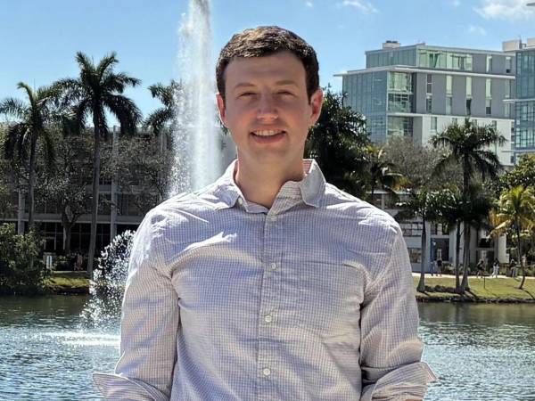 El investigador estadounidense Morris Alper desarrolló un modelo de inteligencia artificial (IA) capaz de crear idiomas completos, definir sus reglas gramaticales y generar frases coherentes con ellas, con aplicaciones que van desde la investigación de lenguas poco documentadas hasta la producción cinematográfica y de videojuegos.